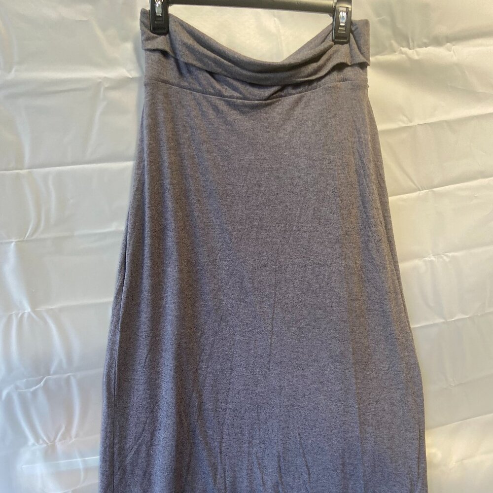 Old Navy Light gray maxi skirt. Pull on w/ a band.